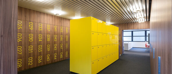 Maatwerk houten lockers met centraal sluitsysteem en touchscreen CZ zorgverzekeringen