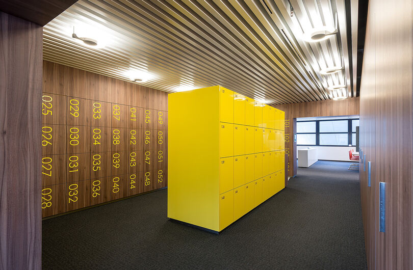 Maatwerk houten lockers met centraal sluitsysteem en touchscreen CZ zorgverzekeringen