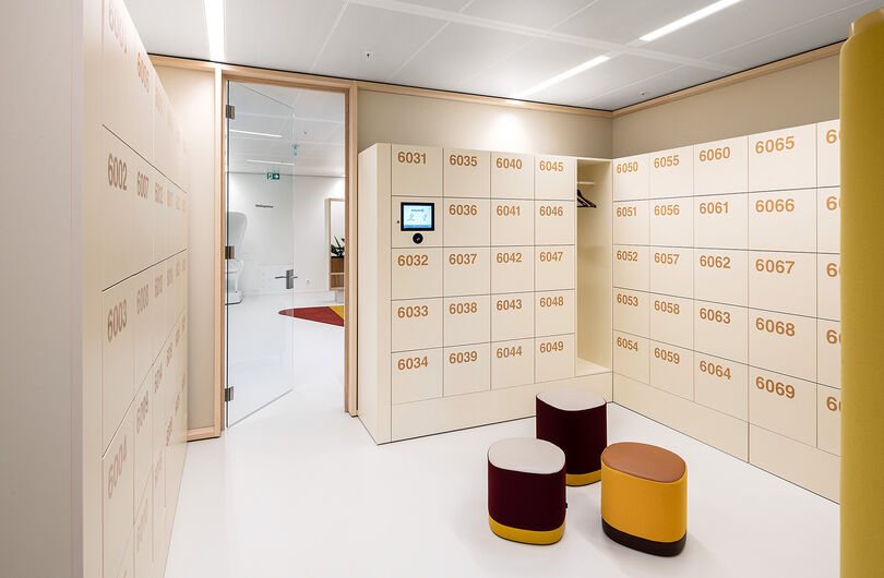 Maatwerk houten lockers met centraal RFID sluitsysteem Bijenkorf