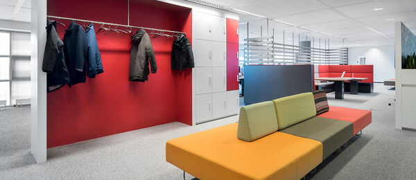Maatwerk houten RFID lockers met batterij design